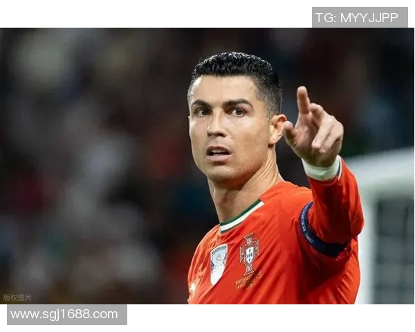 足球巨星C罗享受炸鸡美味的休闲时光引发球迷热议 足球巨星C罗享受炸鸡美味的休闲时光引发球迷热议